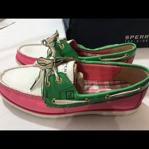 Ladies 8.5 New in box Sperry